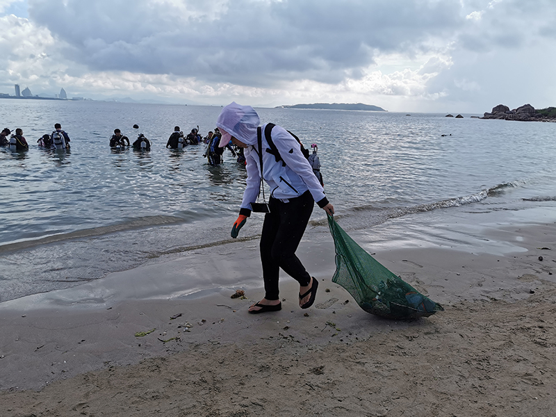 潛水教練水底撿垃圾，最初未刻意做環(huán)保