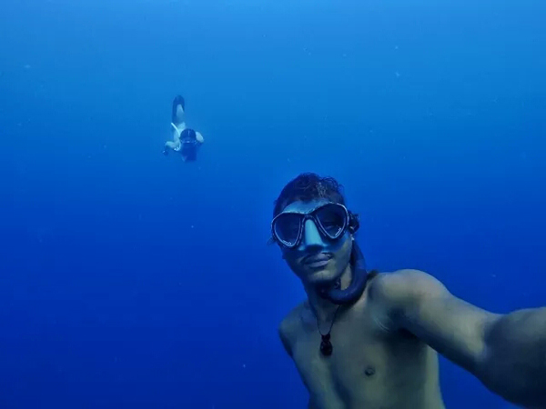 潛水拍照新姿勢(shì)，放下你的剪刀手，我們來這樣拍